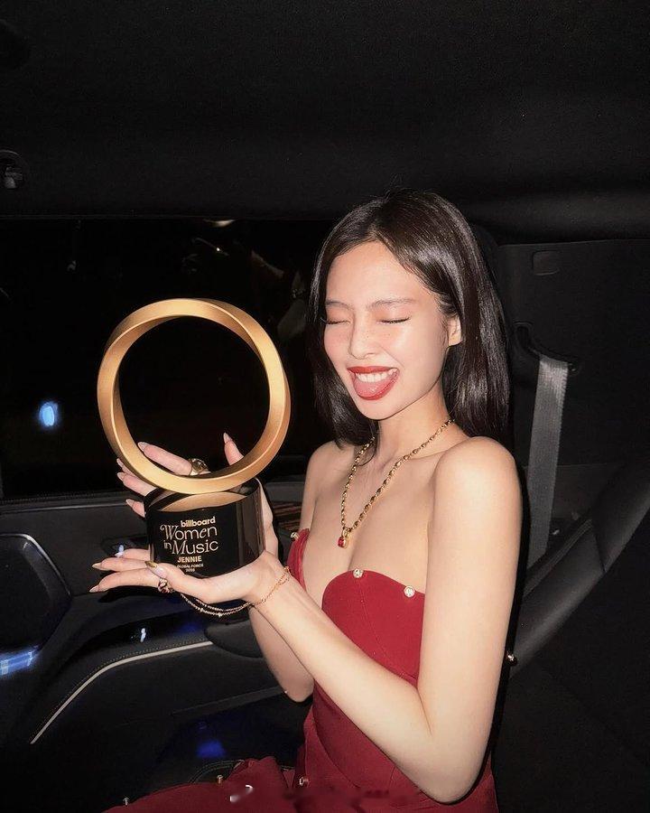 JENNIE 【JENNIE全新单曲《Less than a Lover》登顶全