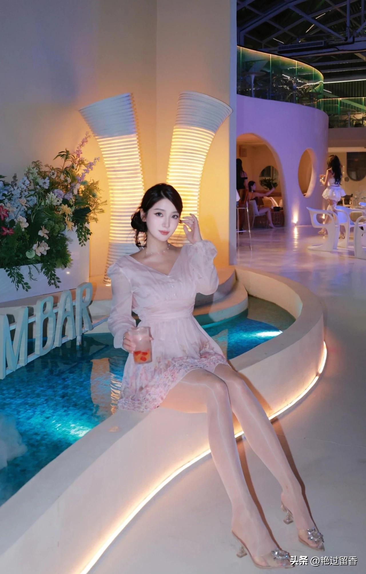 优雅夜生活，梦幻泳池边，轻奢时光！