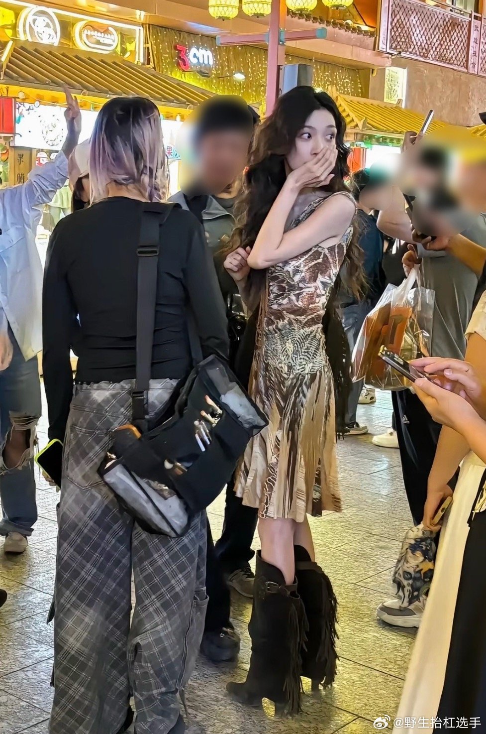 敦煌偶遇易梦玲敦煌偶遇易梦玲，人群中好美！😍网友敦煌偶遇易梦玲