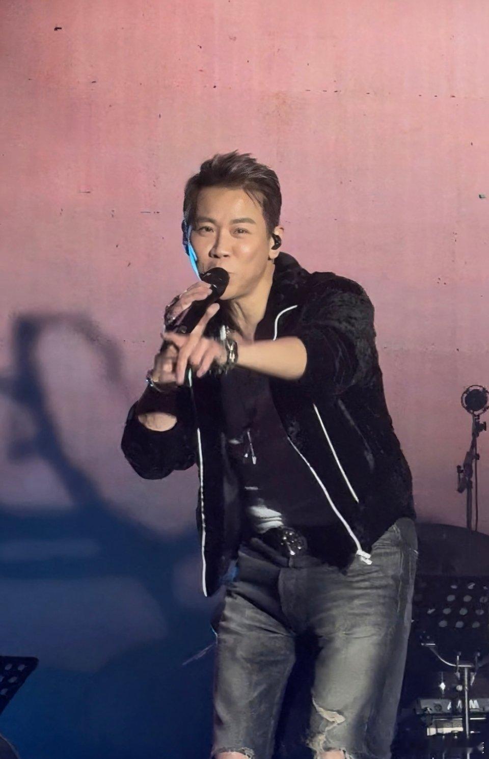 谁偷了陶喆的背心 求求了快还背心！谁偷了陶喆的克罗心背心，老头背心都偷，他一直耿