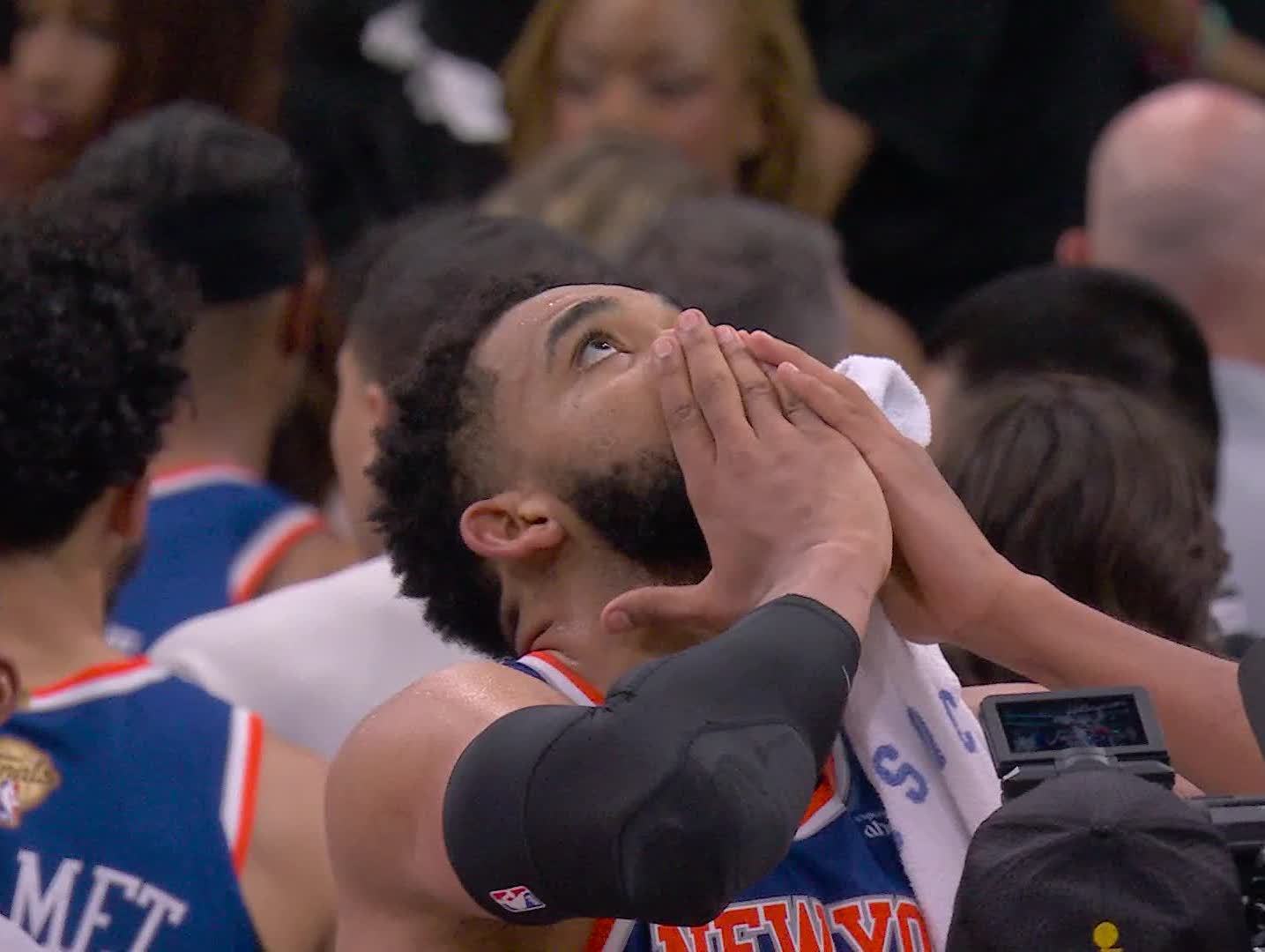 NBA 尼克斯vs马刺 超话评分 唐斯-我的评分：21分13篮板4助攻，把文班打