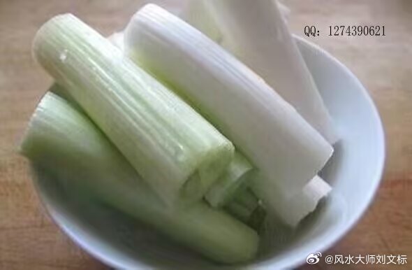 【健康小知识】便秘立效方，不服来战鲜生葱白一根，捣烂外敷肚脐，外用消毒纱布覆盖。