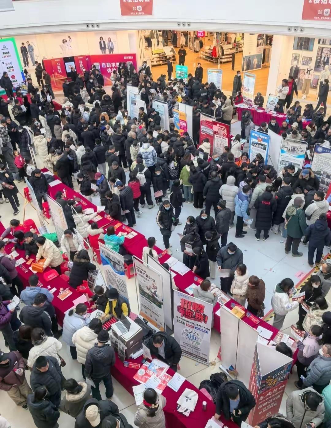 奉劝大家一句，
最后两个月宁愿在家休息，
也不要出门找工作，因为现在的招聘
都是