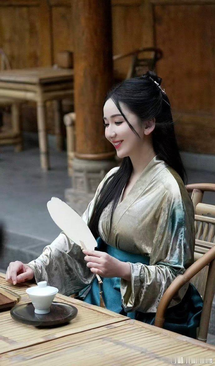 娄艺潇娄艺潇穿马面裙跳英歌舞贴心为一众嘉宾准备马面裙，一同感受国风之美，这份心意