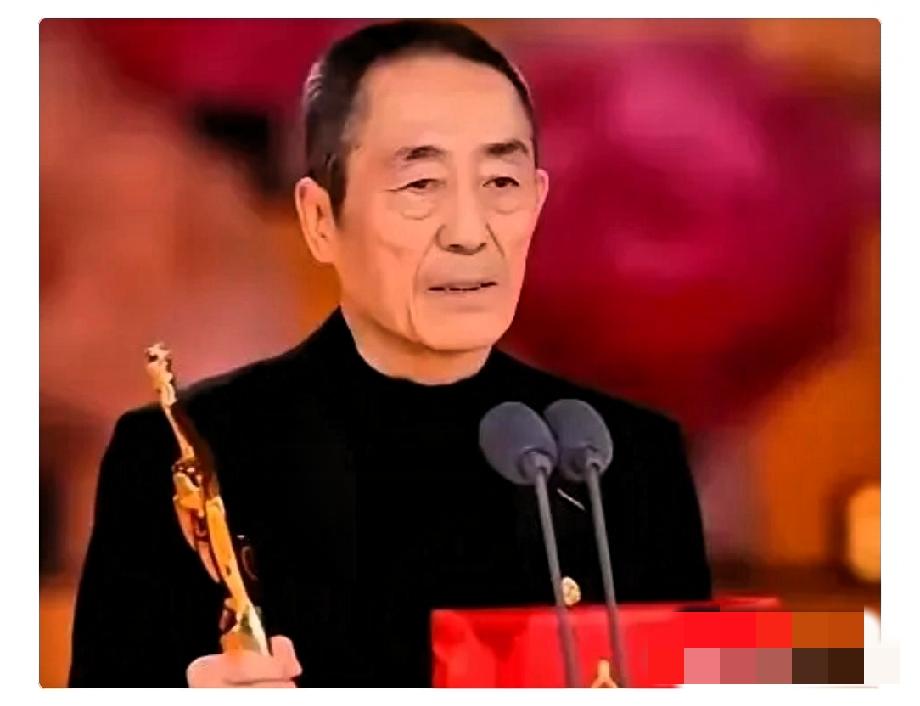 76岁的张艺谋，昨晚在百花奖现场，脸都快僵了。原因无他，旁边那位年轻貌美的女主持