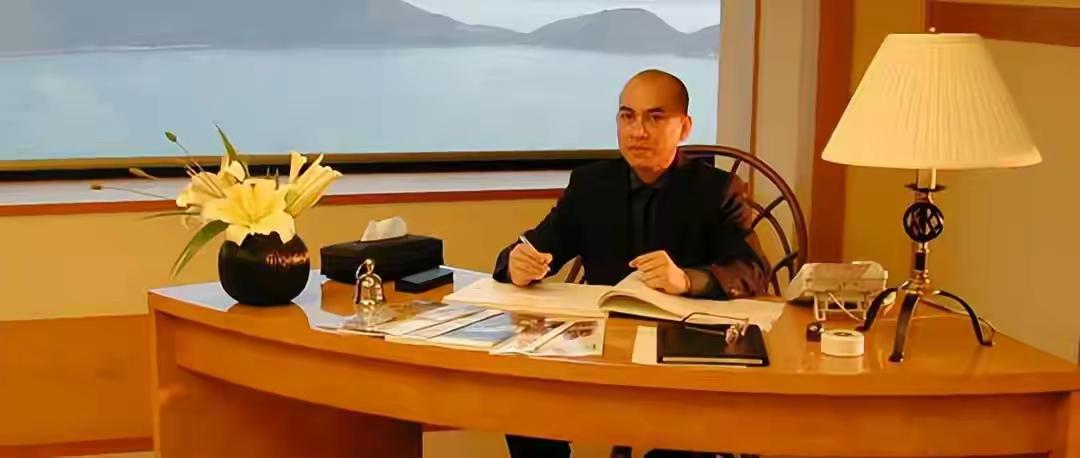 得知西哈莫尼国王得癌症的消息，让我心情特别沉重。
我前几年一直写着柬埔寨王室历史