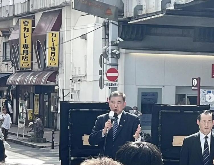 能把石破茂逼到取消8·15战败日书面声明，这就是日本的滔天民意。同时，这就完美展
