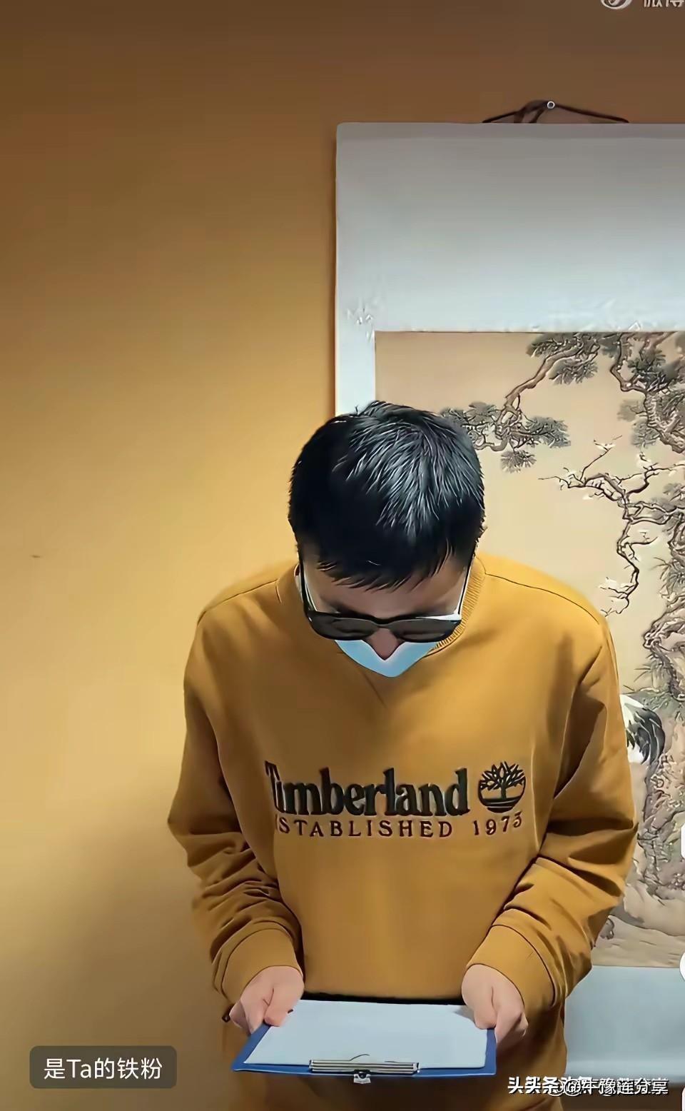 一名南京留学生身披旭日旗的照片在网上传开后，无数人怒火中烧。有人顺手扒了扒他的留