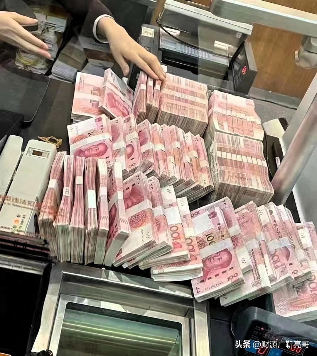 
说真的，今天去银行办业务，真把我给看愣了。

本来揣着那点辛苦攒下的10万块