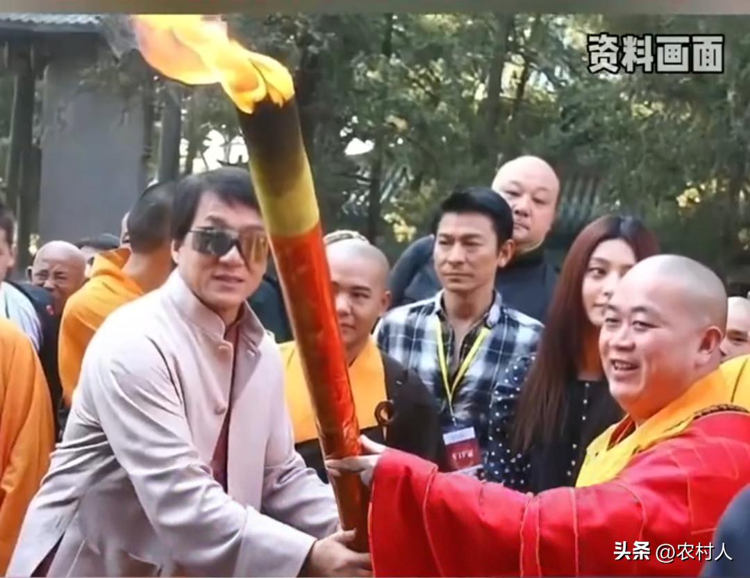2009年，电影《新少林寺》在嵩山少林寺举行开机大典仪式。成龙和释永信共同点燃开