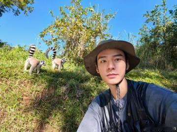 龚俊和狐猴自拍花儿与少年 马达加斯加的温柔瞬间！龚俊和狐猴自拍，动作轻缓怕惊扰，