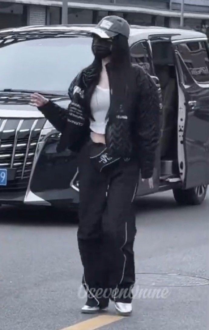 虞书欣最近的横店时装周出图，她这时尚穿搭如何？ 