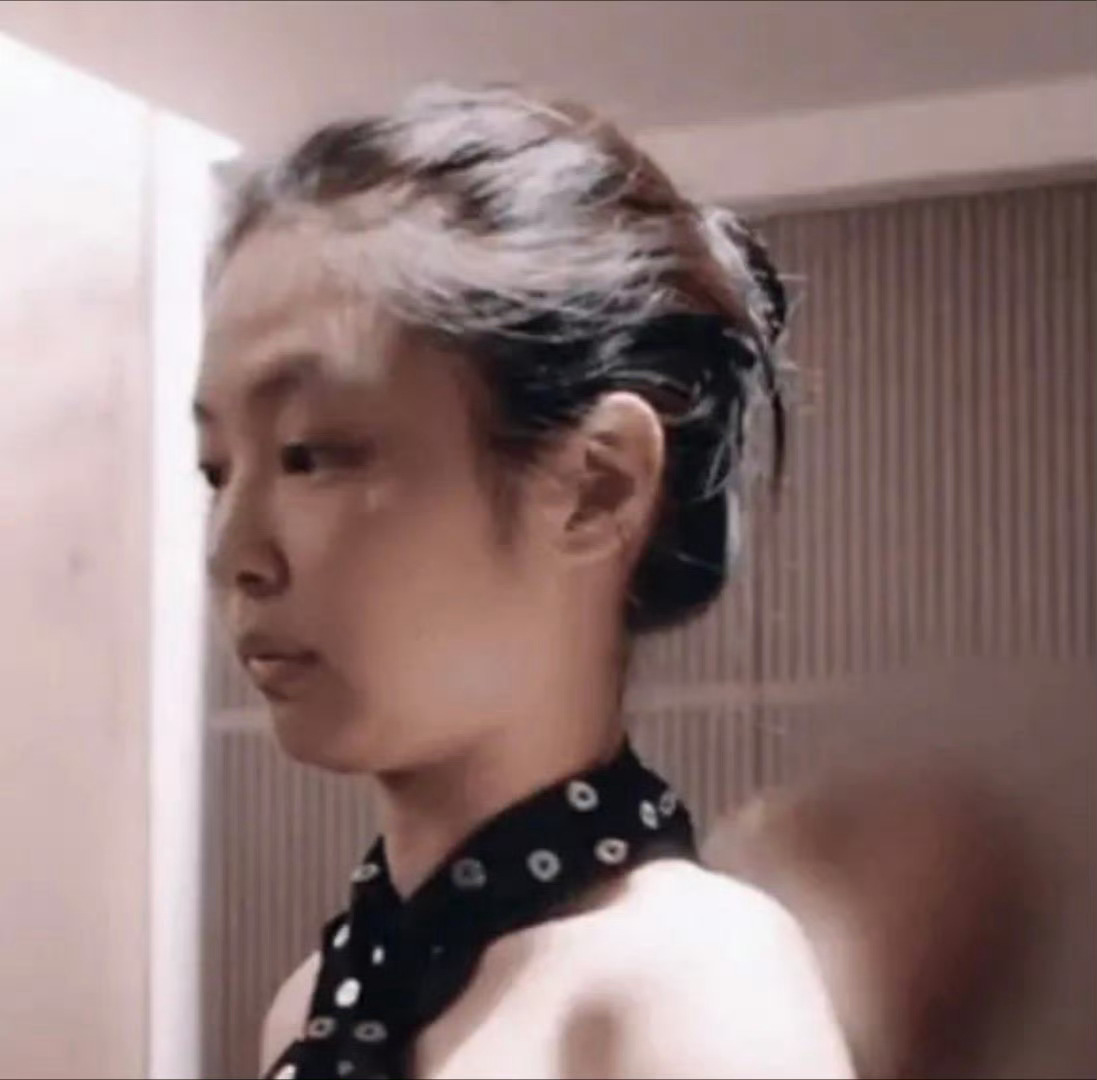 Jennie这侧脸面部这么扁平的吗，第一次感觉她的颜值这么虐 ​​​