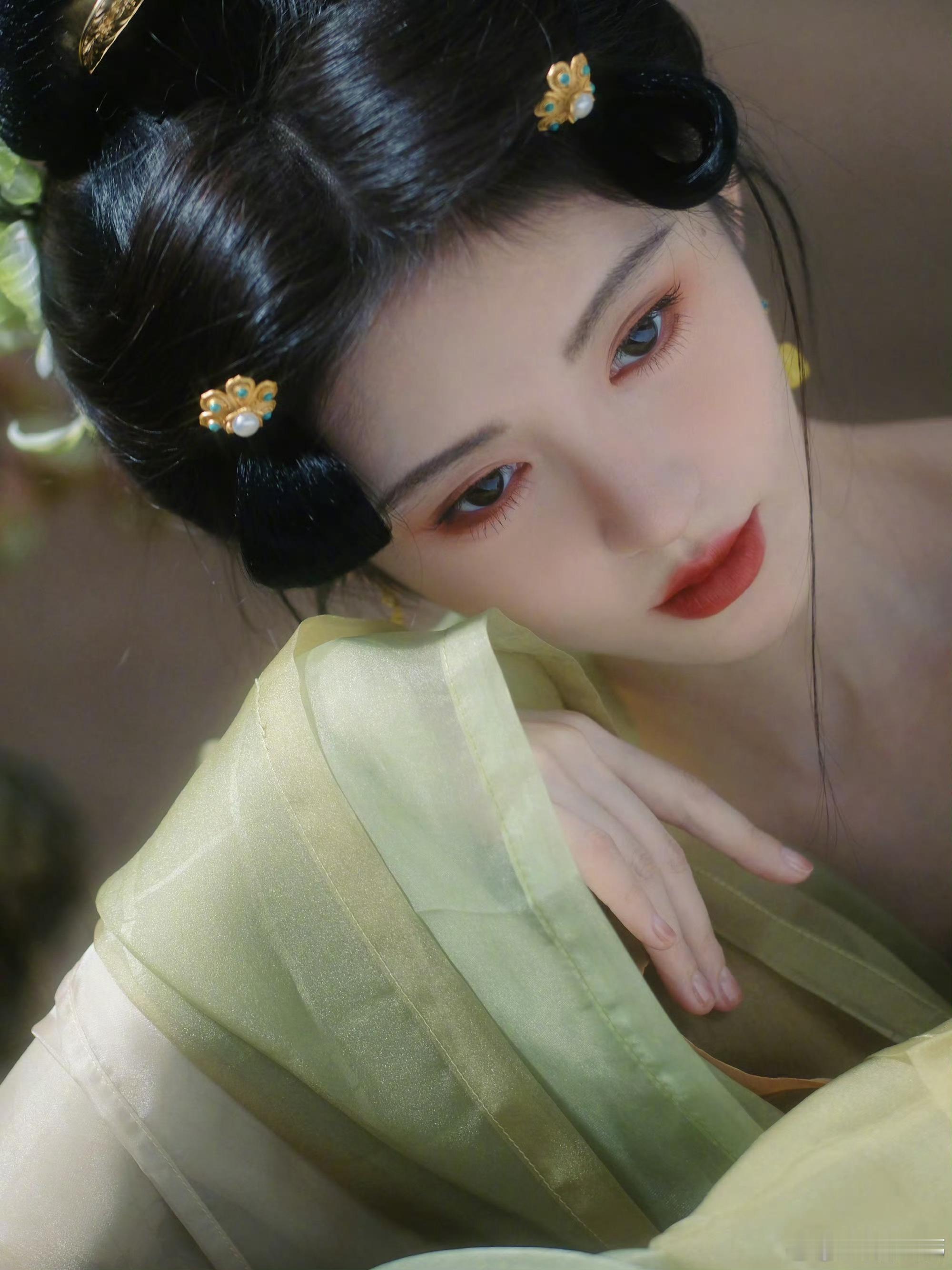 鞠婧祎今天是壁画里走出来的女子！妆造是一如既往的无可挑剔！ ​​​