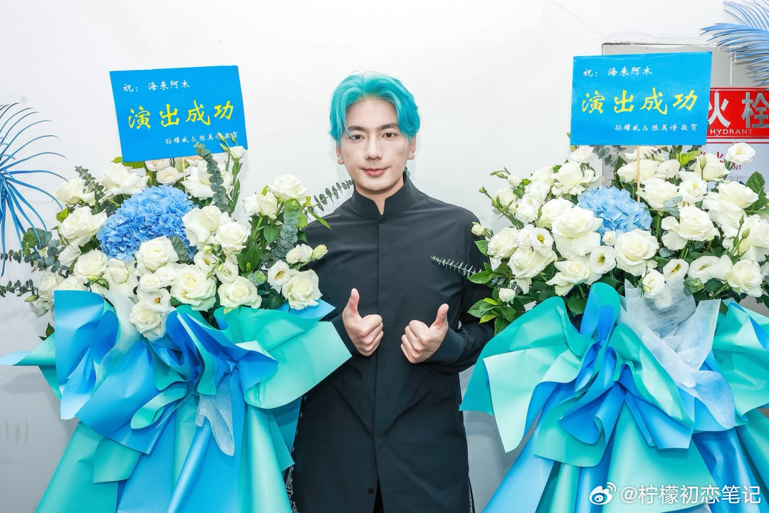 海来阿木成都站大合唱海来阿木成都收官发言好真诚当熟悉的歌声响起，成都演唱会现场万