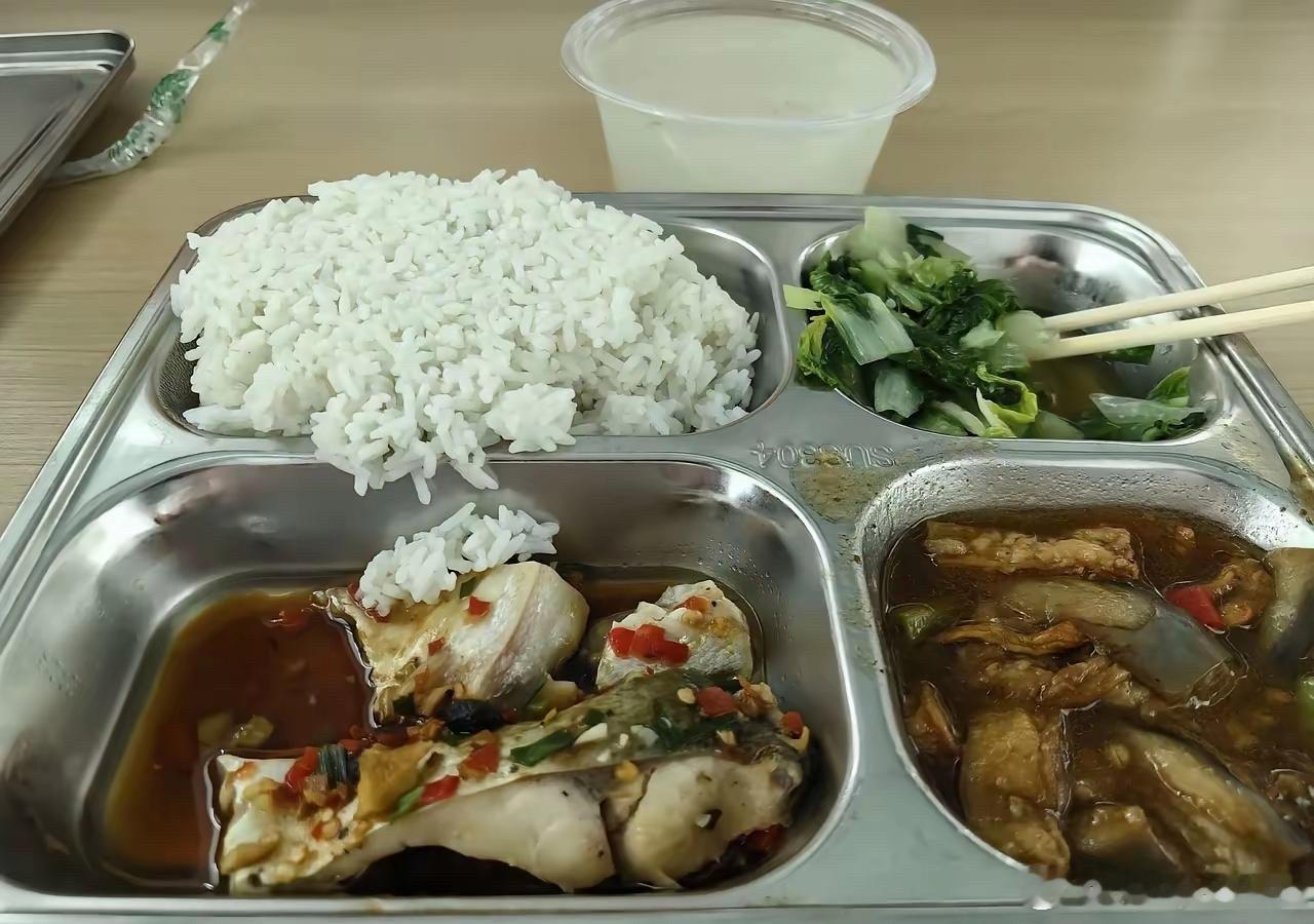 厂里的工作餐，这样一顿8元，每个月从工资里扣 你们是宁愿在外面吃还是食堂吃？ 