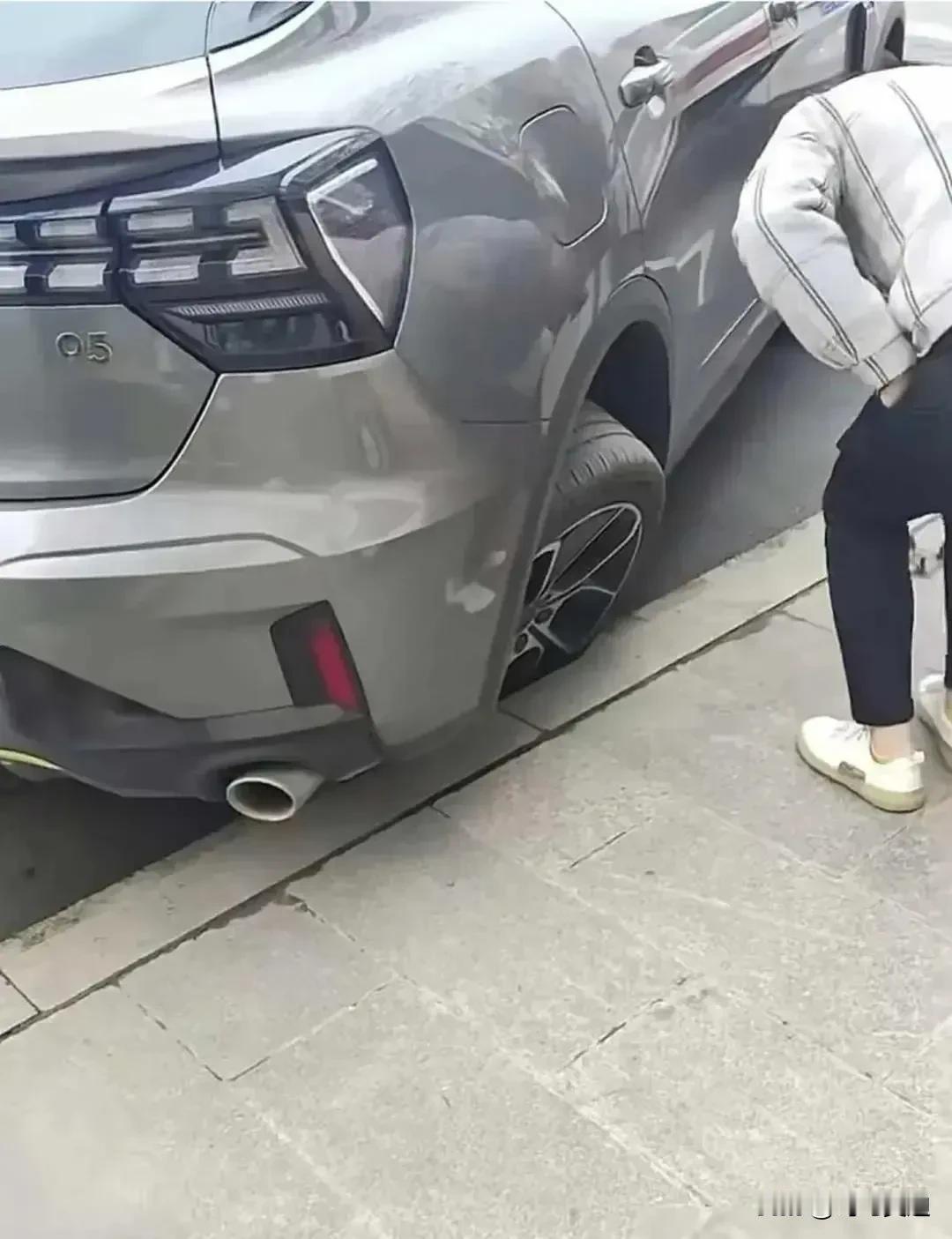 现在的新能源质量行不行？
无意中看到了这个图，什么品牌的不说了，脚崴了是车主的责