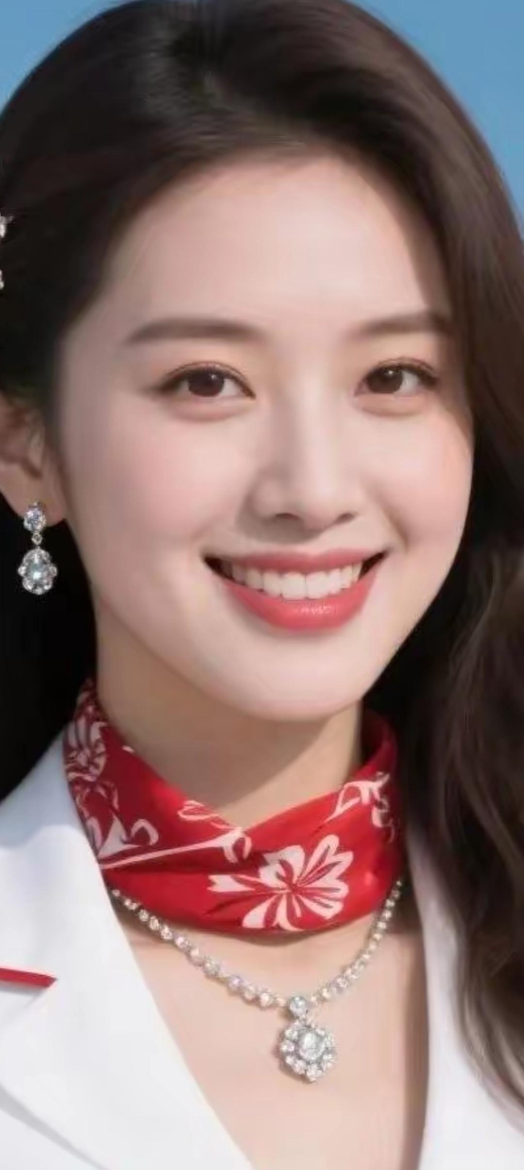 甜美笑容，红白相间，优雅气质，时尚穿搭