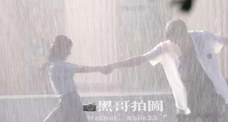 周柯宇和包上恩《炽夏》雨中牵手相拥路透，好青春 ​​​