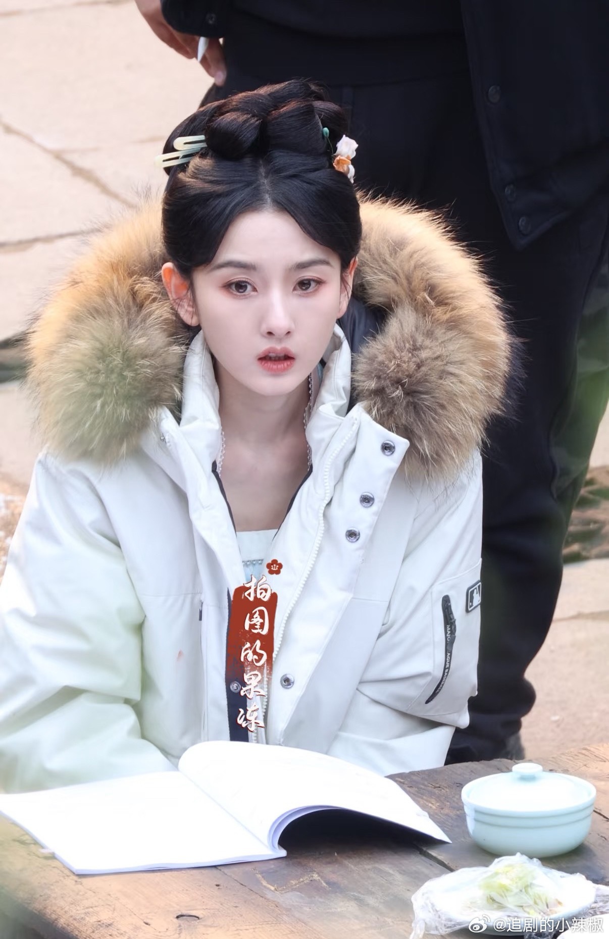 这剧是离不开八字刘海了，幸亏女主脸小 