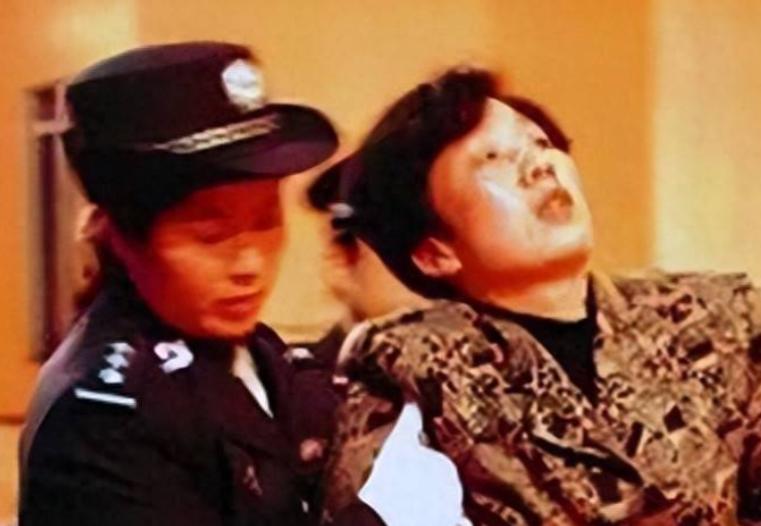 17岁下乡插队，37岁官至副厅级，13年间色诱40余名官员，敛财千万，终审被判死