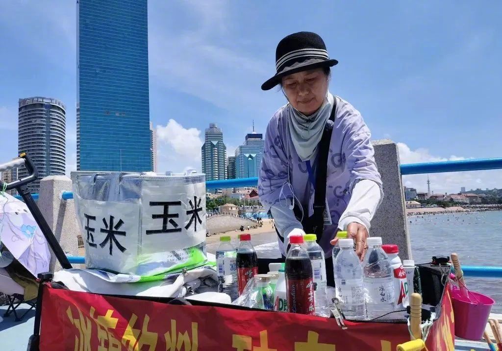 【#58岁卖玉米阿姨拟获见义勇为表彰#】#58岁卖玉米阿姨勇救落水女游客# “救