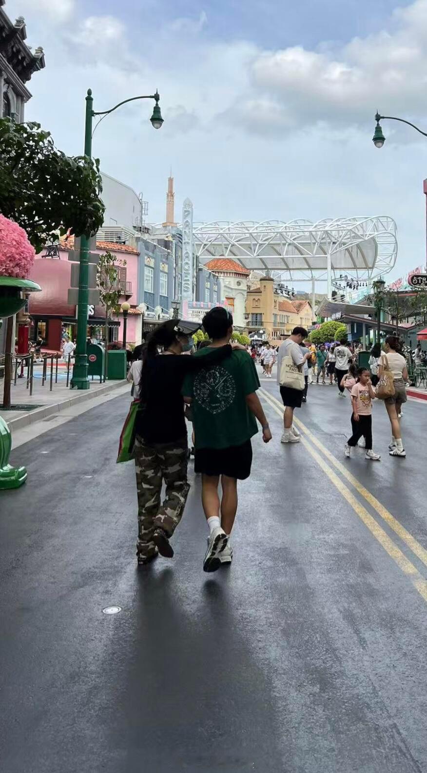 张柏芝带二儿子逛新加坡环球影城  张柏芝带二儿子逛环球影城 张柏芝二儿子长这么高
