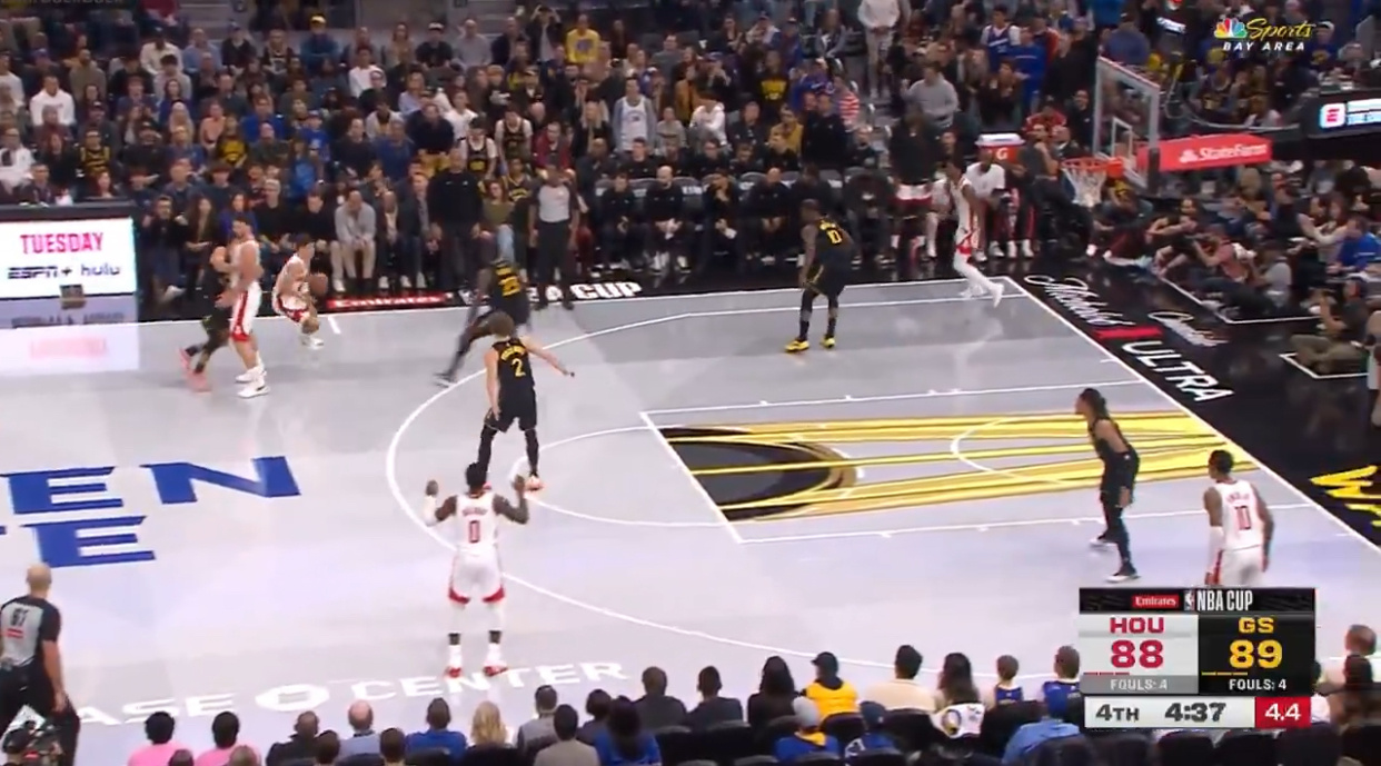 据shams和勇士队记的消息，昨日在第四节4分37秒时，再一次换防中遭遇崴脚的库