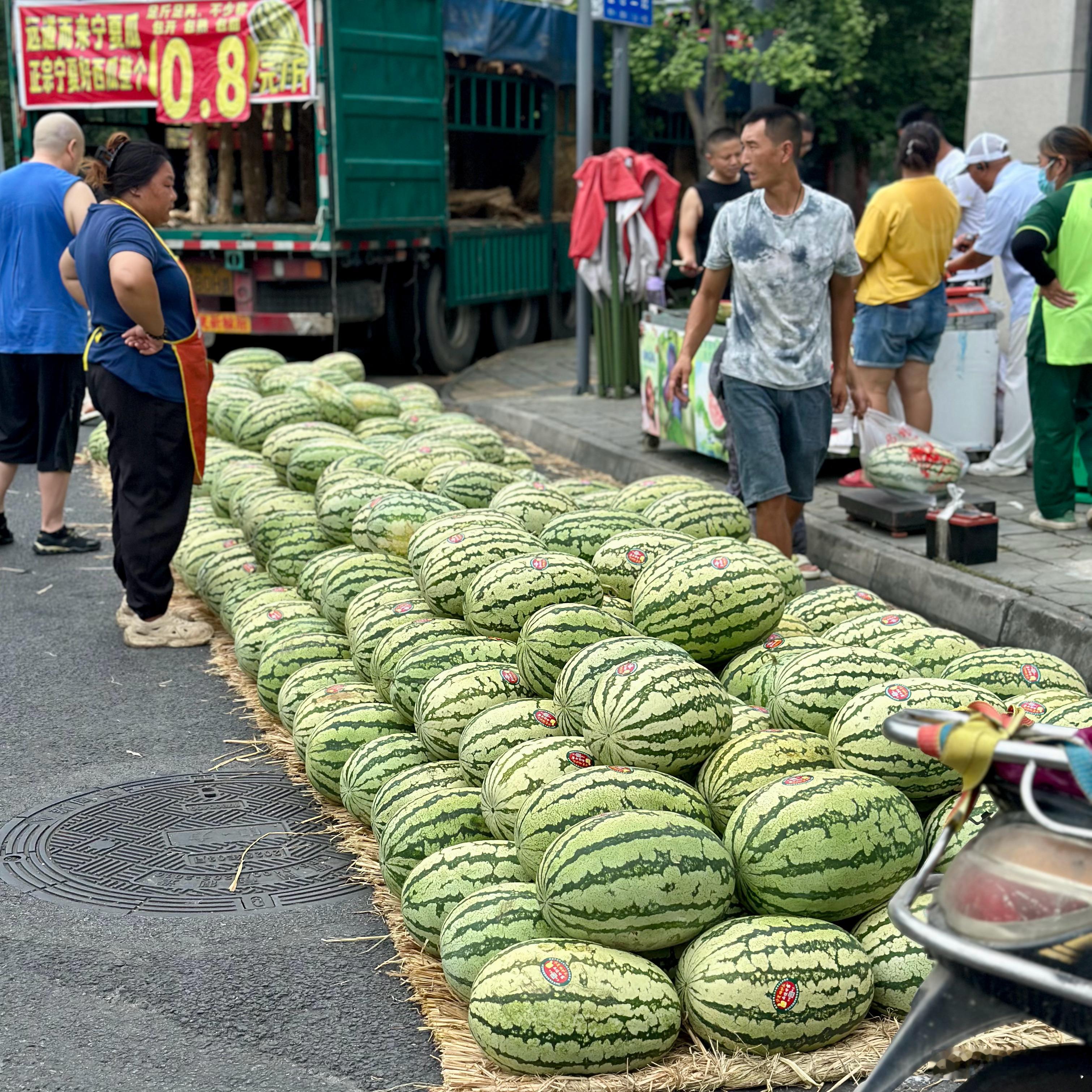 路边卖宁夏瓜的地摊，八毛钱一斤，买的人不少。有个大爷买了一个，告诉我花了20块钱