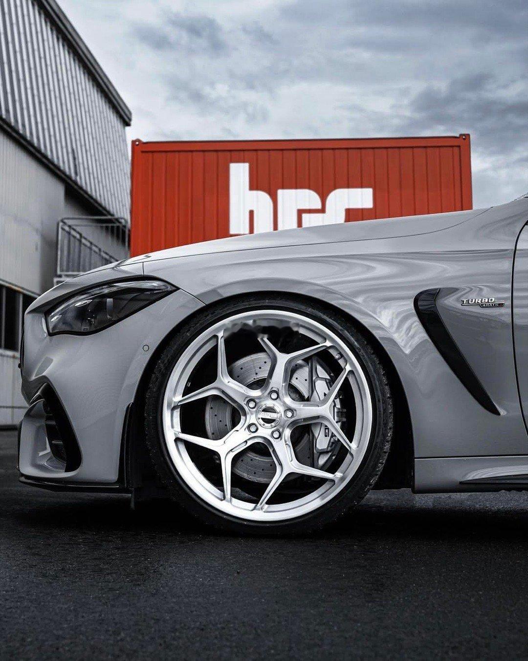 把审美，装在轮毂上 🤩你会因为她不自觉少踩一点油门—怕别人只看到尾灯你只管选择