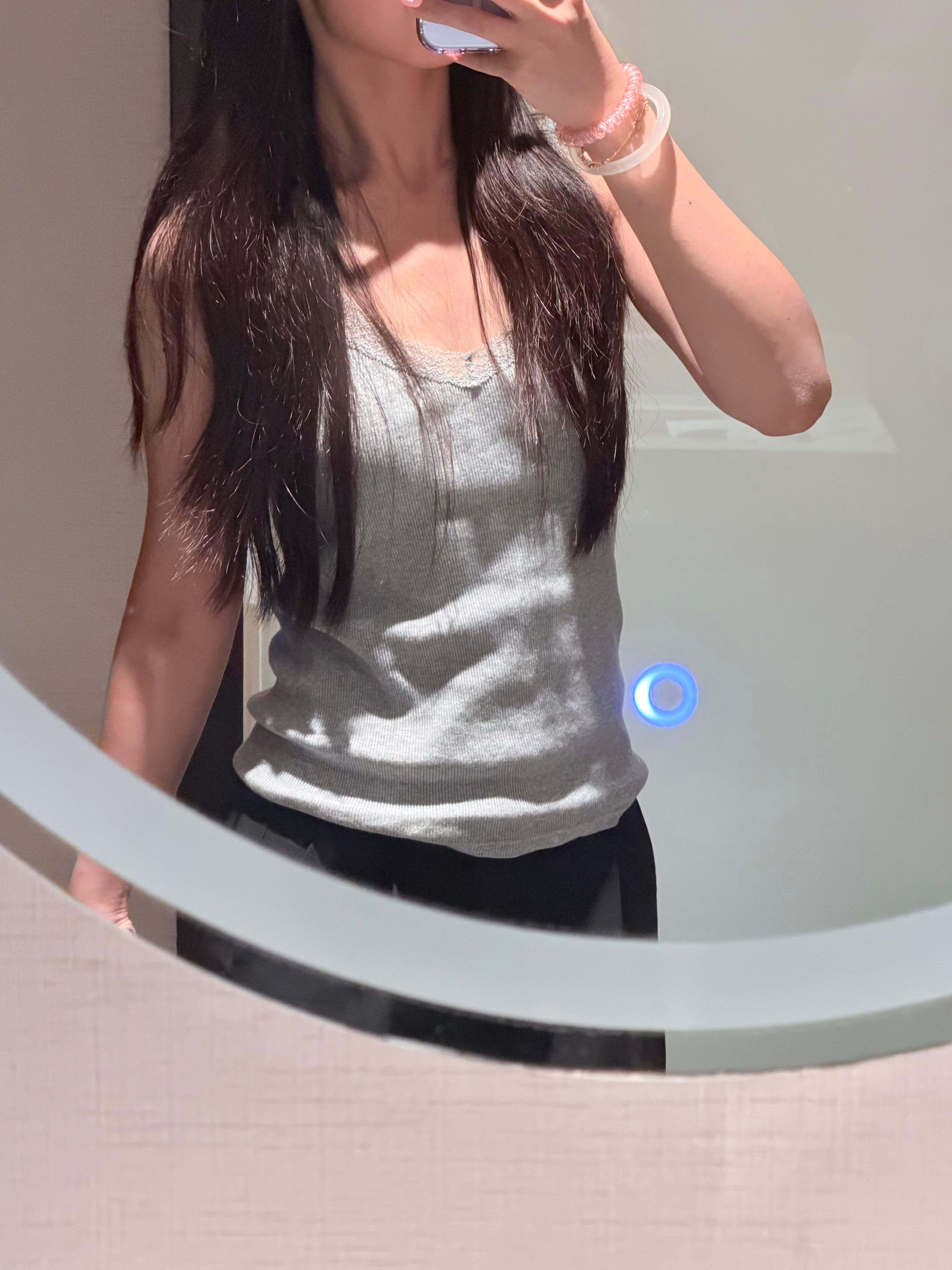 我不行了今天不是来姨妈嘛就不能嘟🐵没事干就一直乱整我先整个人趴在我身上 要我陪