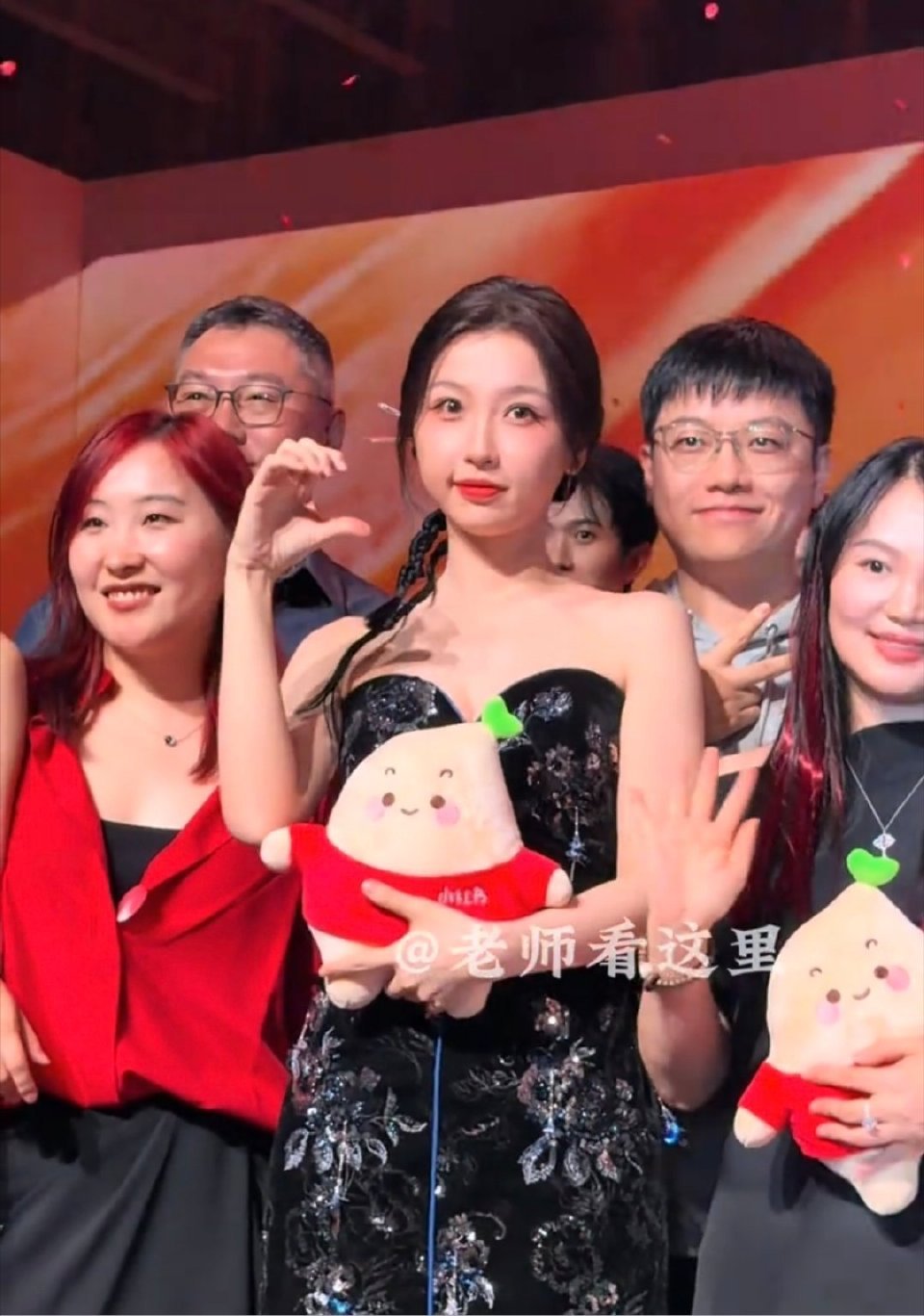 虞书欣就这样饭撒个不停 虞书欣的饭撒真的太戳人了， 全程温柔又用心，对粉丝真诚又