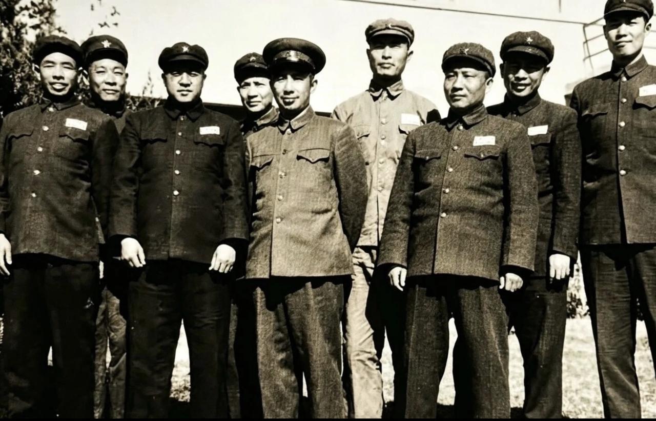 不少网友把这张三野七兵团的合影，标成金门战役后的检讨留影？完全是乱给老照片贴标签