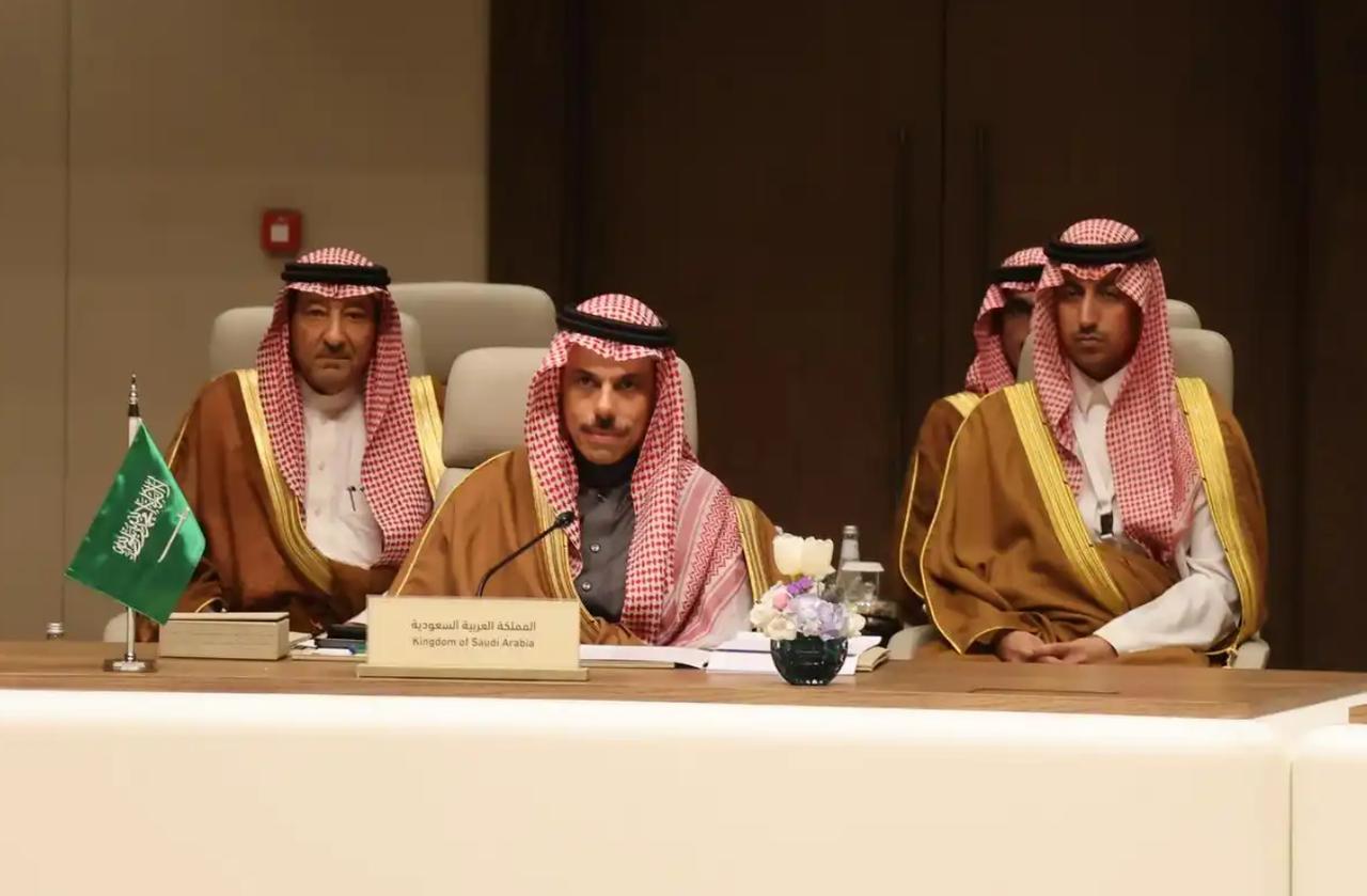 美以唱双簧，阿拉伯国家跟伊朗，也可以唱双簧。

美国的金身，现在已经被破的体无完