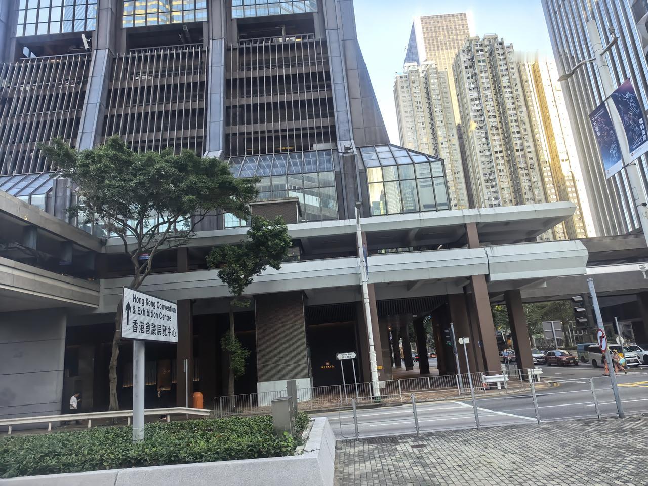 游览香港街头，体验“中西交融的烟火气”与“高效便捷的都市感”香港街头