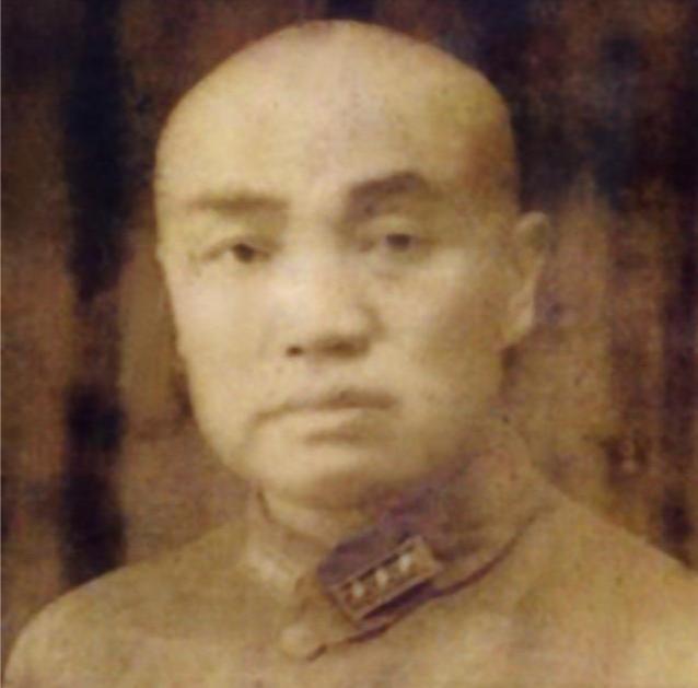 1944年8月，连长陈启明无意中发现，一名日军俘虏的脖子上挂着一块铜牌，上面刻着