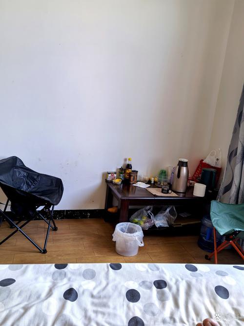 女演员马梓涵自曝投资股市亏损数百万，从800平豪宅搬进80平出租屋。她曾在事业上