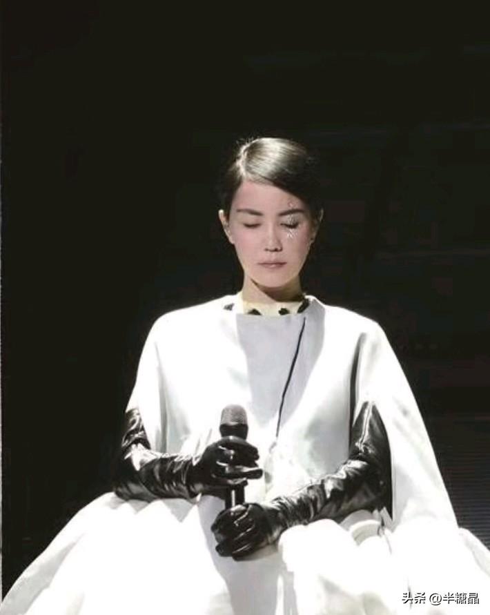 王菲最厉害的地方，就是她的人生字典里没有‘后悔’这个词。
她选的都是自己想要的，