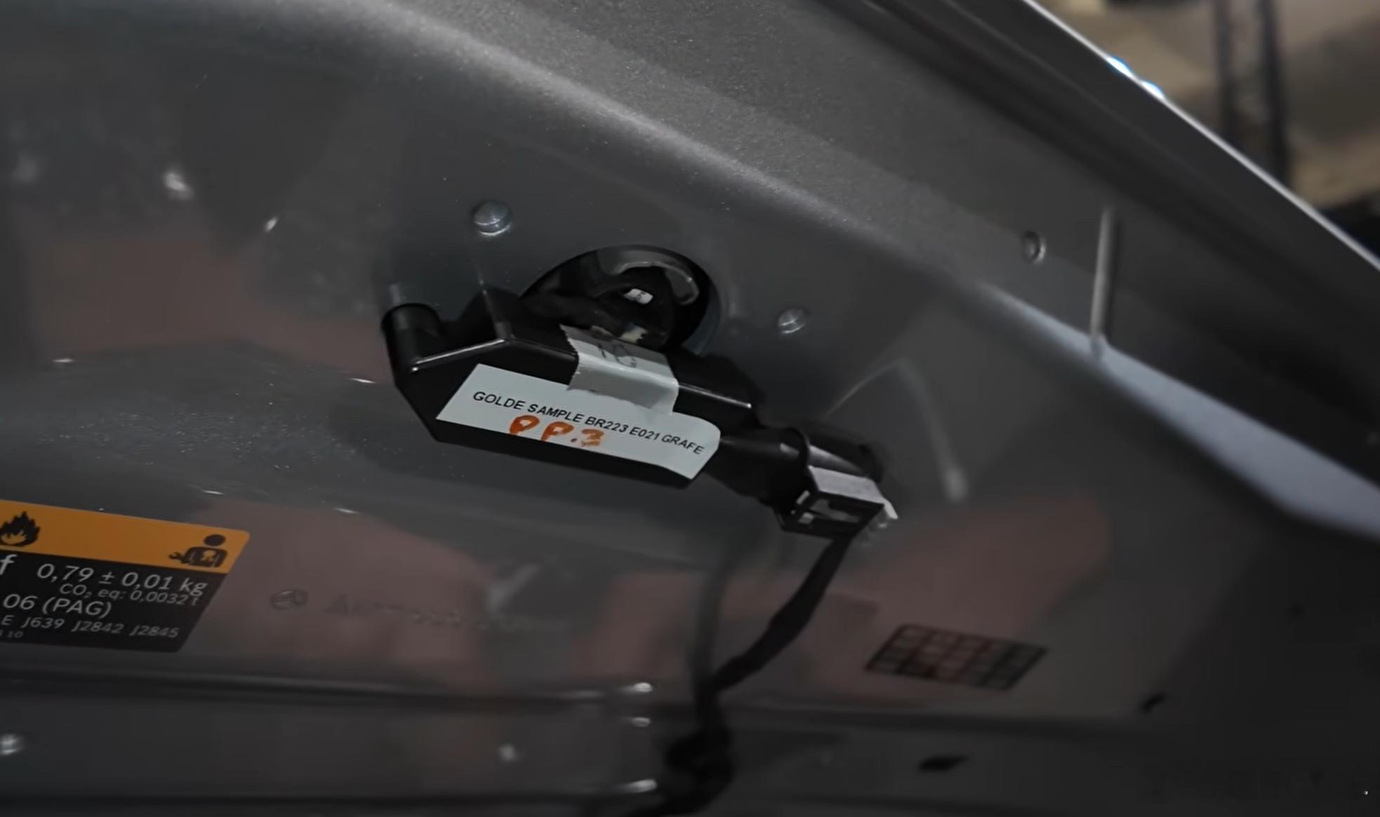 发光立标内部的取电线，你说现在是点亮，有没有哪一天会变色  奔驰号外