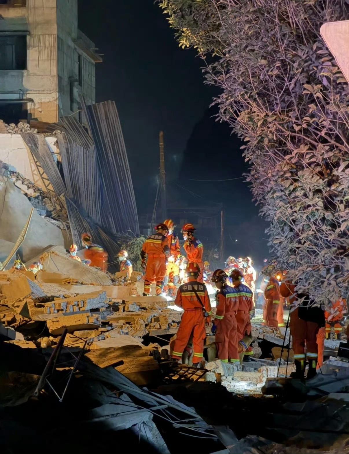 广西柳州地震已致2人死亡希望每一个失联的人都能平安找到，天灾无情人有情，愿柳州的
