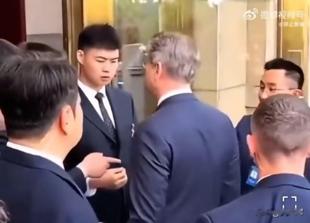 美国财长在访华时的趣事

美媒爆出，在特朗普访问期间举行的一场活动上，因为没有佩
