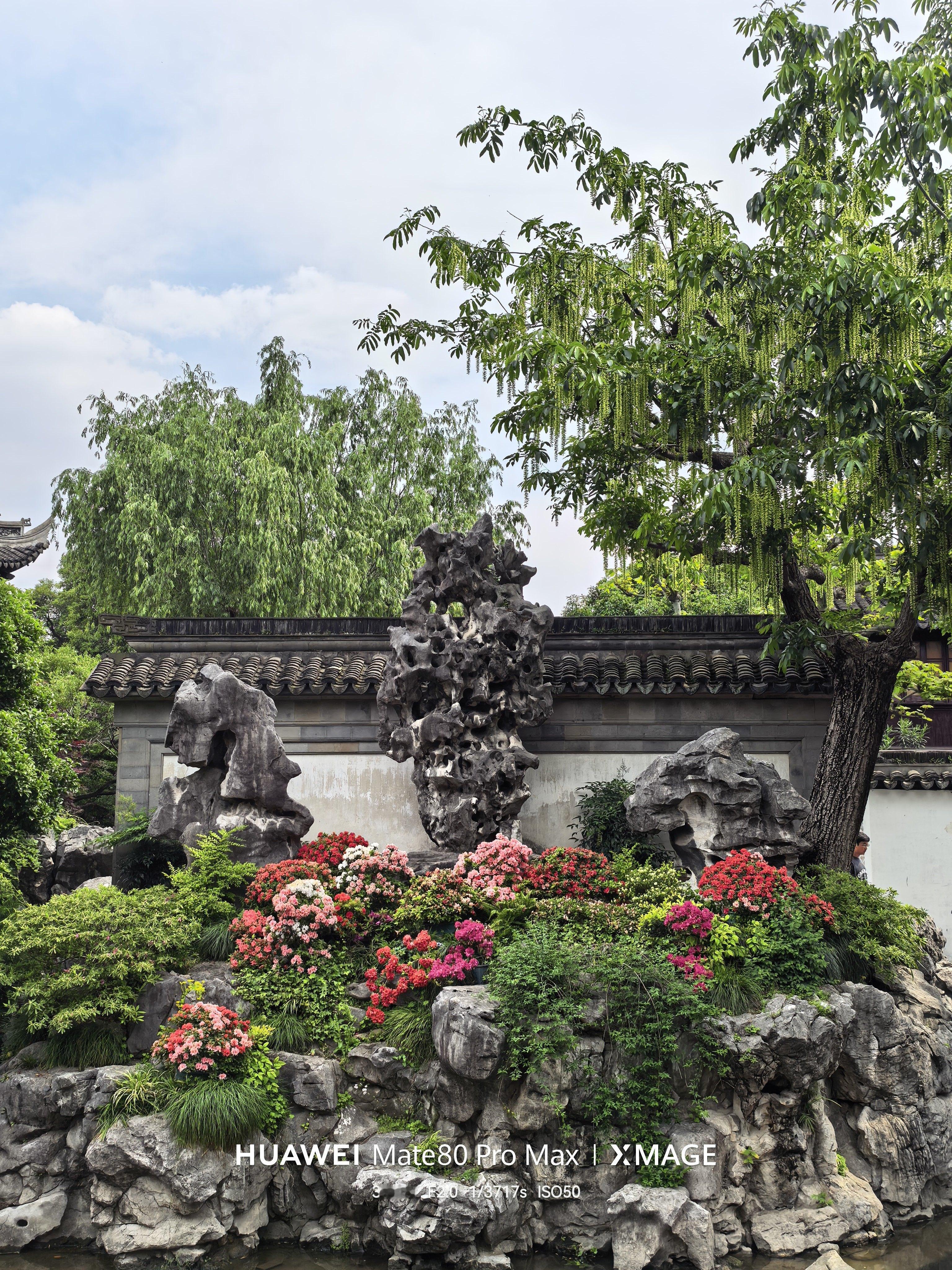 来上海旅游最后一站打卡豫园，人也是超级多这地方在古代是私家园林，能拥有这么一座园