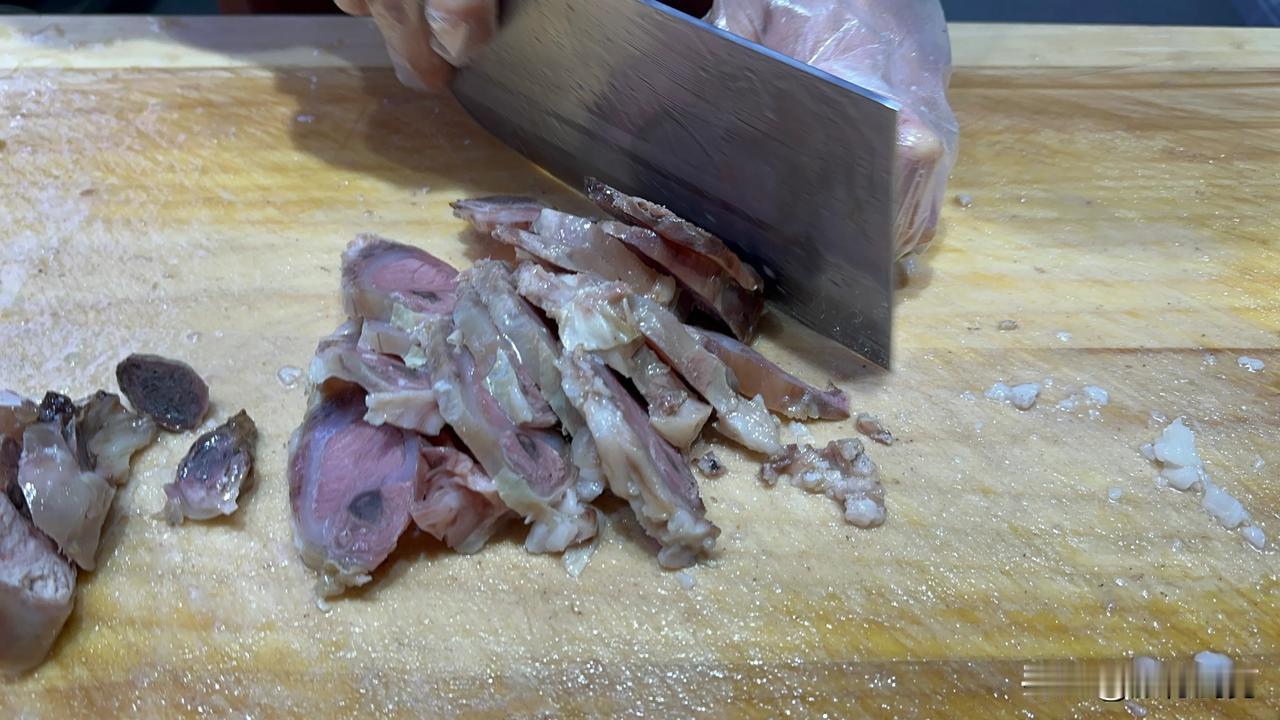 晚上和朋友来到了日照市山海天一家驴肉馆子，这家驴肉店也是一家老店了，名字叫“驴佑