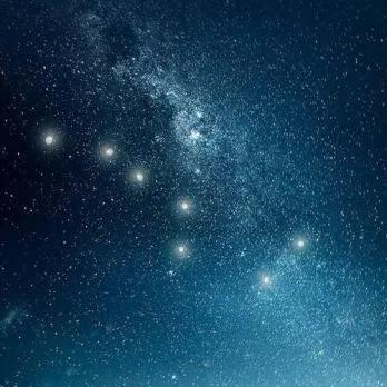 上联：斗转星移，菊桂芙蓉香暗换；
下联：诗友请[玫瑰][玫瑰]
#诗与画对联小组