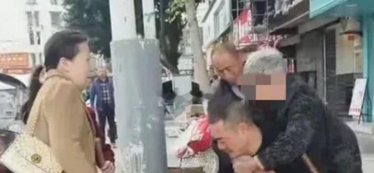 【富顺二中教师勇救倒地老人 】11月10日，富顺县街头一老人倒地危急，路人犹豫之