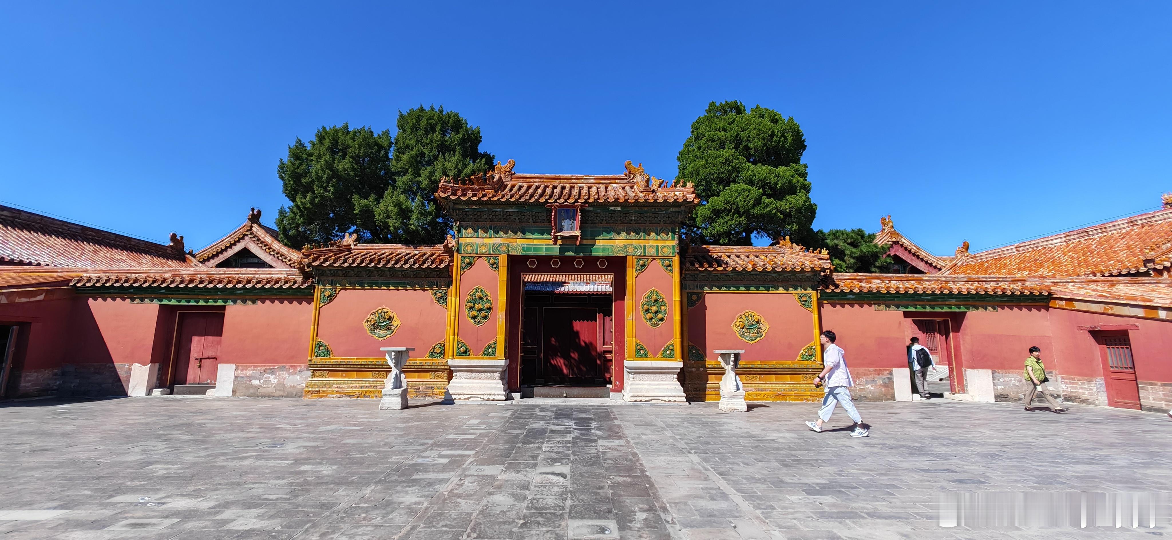 上午去的故宫，没想到如今从地铁站下来要绕很远的路才能进去检票下次大家要去的话，记
