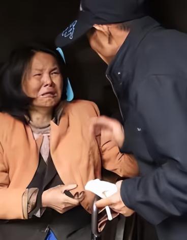 山东单县一位 43 岁光棍在街头遇见一名截瘫女子，将她带回自家照料，不料，女子半