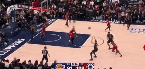 幸灾乐祸！东契奇罚球不进，泰伦卢场边鼓掌
今天快船在主场迎战湖人，最终以112-