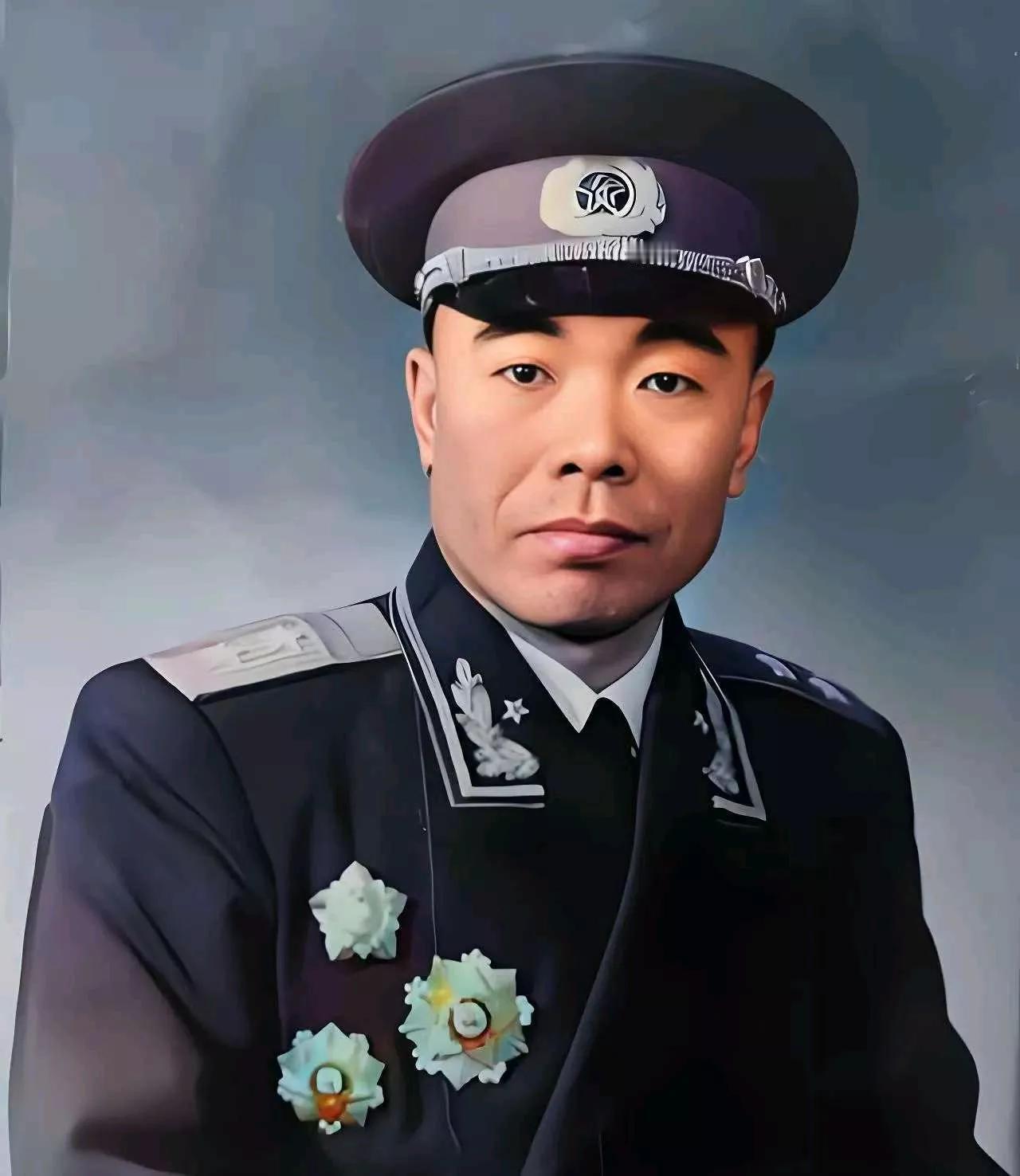 1955 年授衔仪式上，曾泽生中将热泪盈眶。他那时候已经退居二线，在军队里主要是