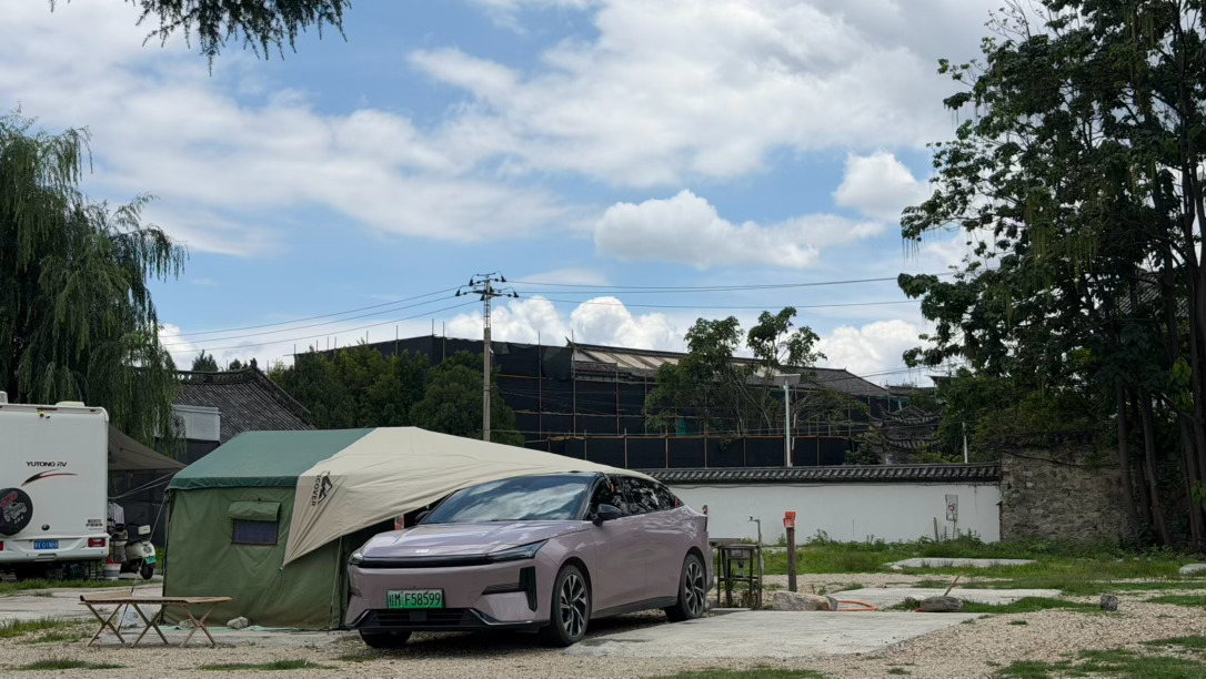 这是一对广西情侣，他们住在这个营地一天20每天去大理各个地方逛逛，自己做饭吃，住